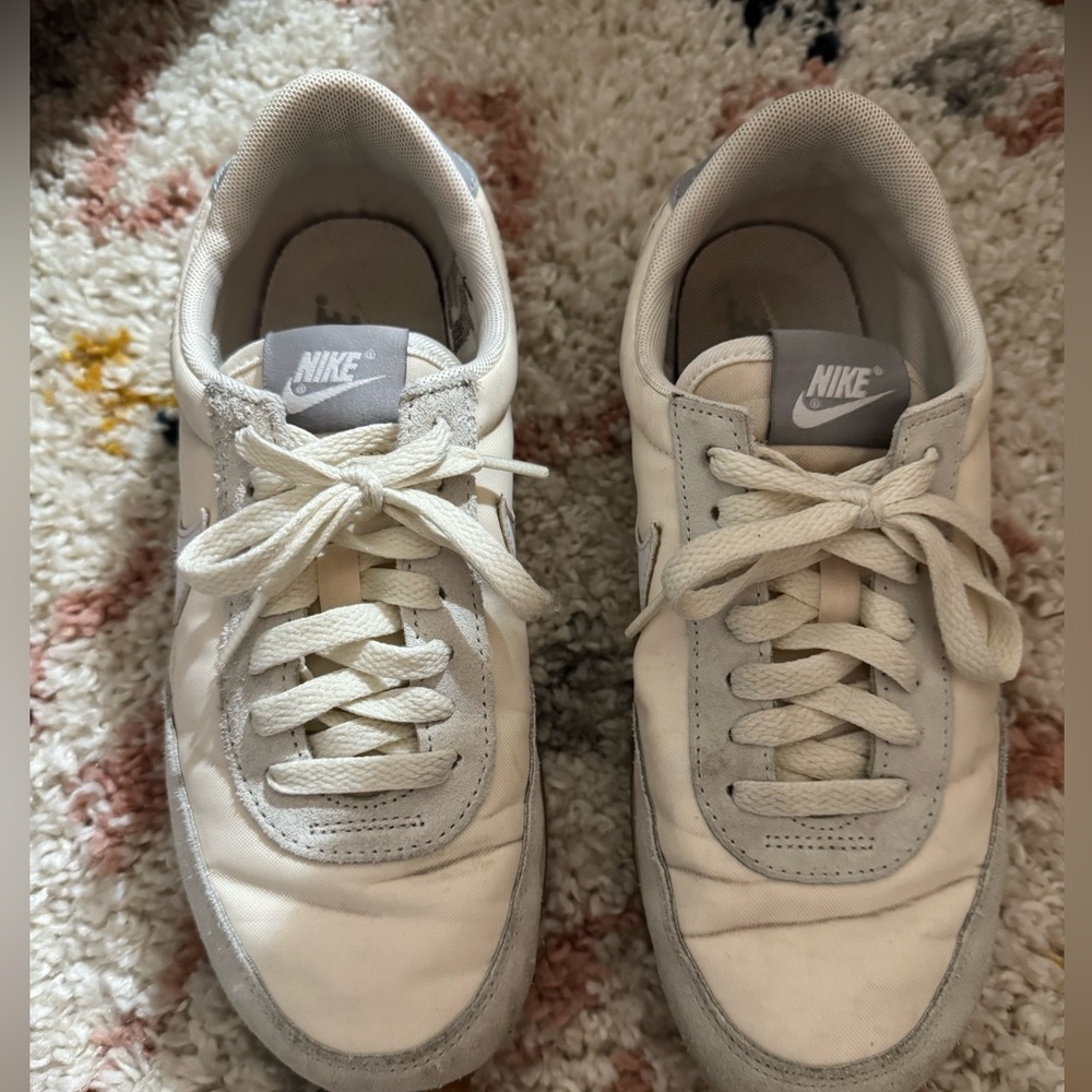 Women’s Nike branded sneakers in size 7